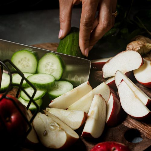 切黄瓜和苹果的女人